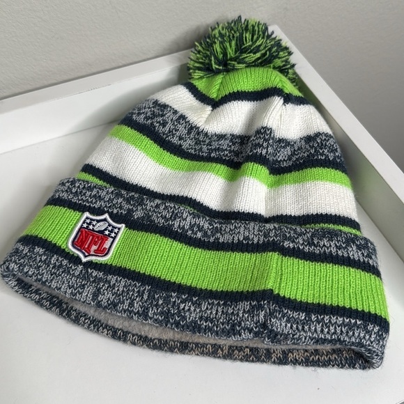 New Era NFL Official Seahawks On Field Pom Beanie Hat w/Patch Emblem One Size - Picture 2 of 3